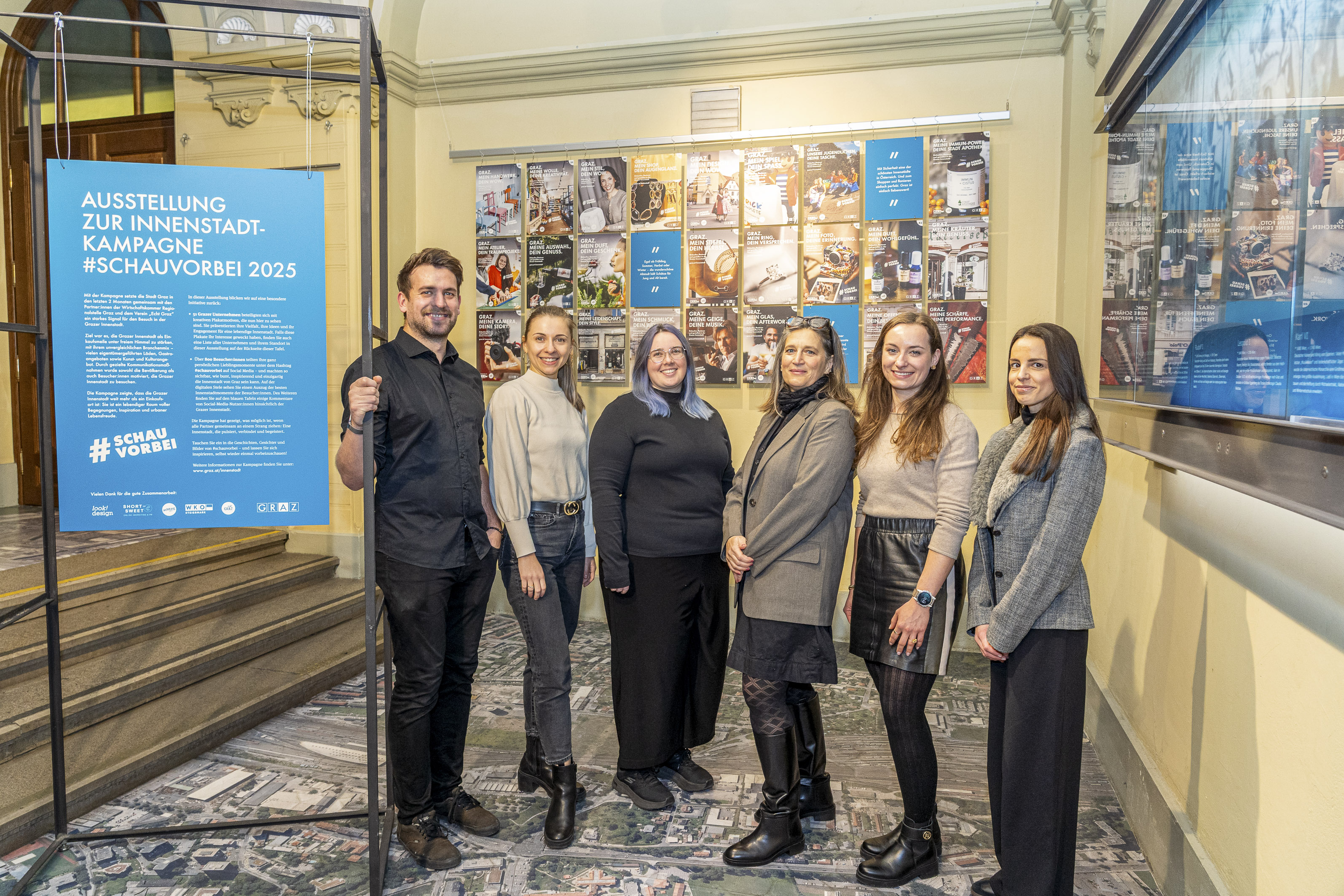 Elija Dohr (Kommunikation Stadt Graz), Sara Griesbacher (short&sweet), Carina Schepella (look!design), Pia Paierl (A15), Stephanie Kirchmair (stellv. Vereinsvorständin Echt Graz), Katharina Tieber (Echt Graz) (v.l.n.r.) © Stadt Graz/Fischer Elija Dohr (Kommunikation Stadt Graz), Sara Griesbacher (short&sweet), Carina Schepella (look!design), Pia Paierl (A15), Stephanie Kirchmair (stellv. Vereinsvorständin Echt Graz), Katharina Tieber (Echt Graz) (v.l.n.r.) © Stadt Graz/Fischer