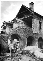Bub spielt in Trümmern vor dem zerbombten ehemaligen Kinderheim Schloss Harmsdorf, um 1950
