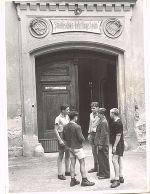 Fünf Lehrlinge vor Eingangstor zum Lehrlingsheim der Stadt Graz, Körblergasse, um 1950