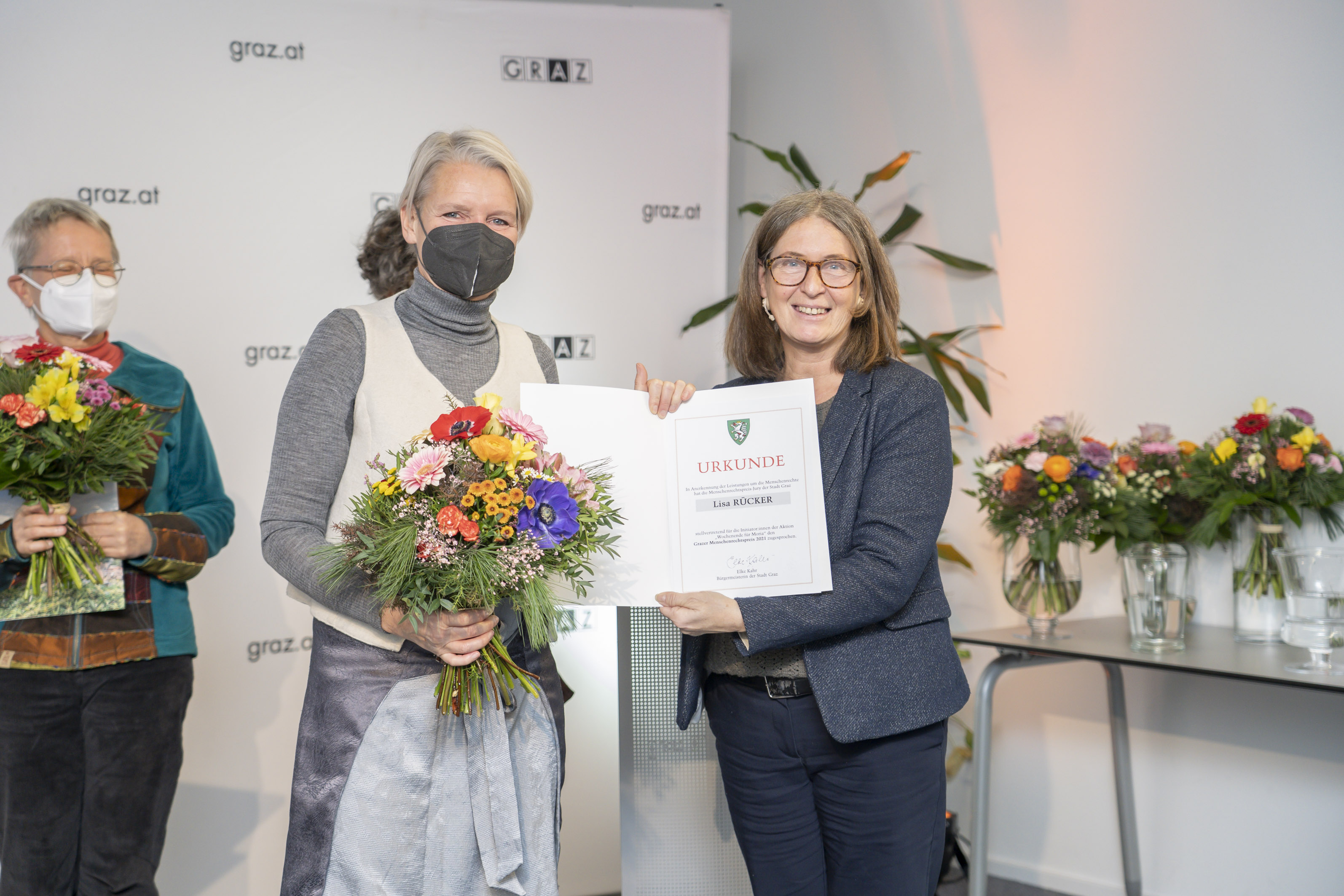 Preisträgerin Lisa Rücker (l.) mit Bürgermeisterin Elke Kahr