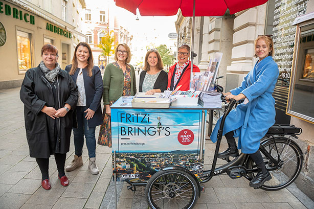 Mit dem Lastenrad FriTZi: Doris Kirschner, Katrin Pucher, Maria Santner, Elke Kahr, Sissi Dreu und Sarah Kampitsch (vlnr).