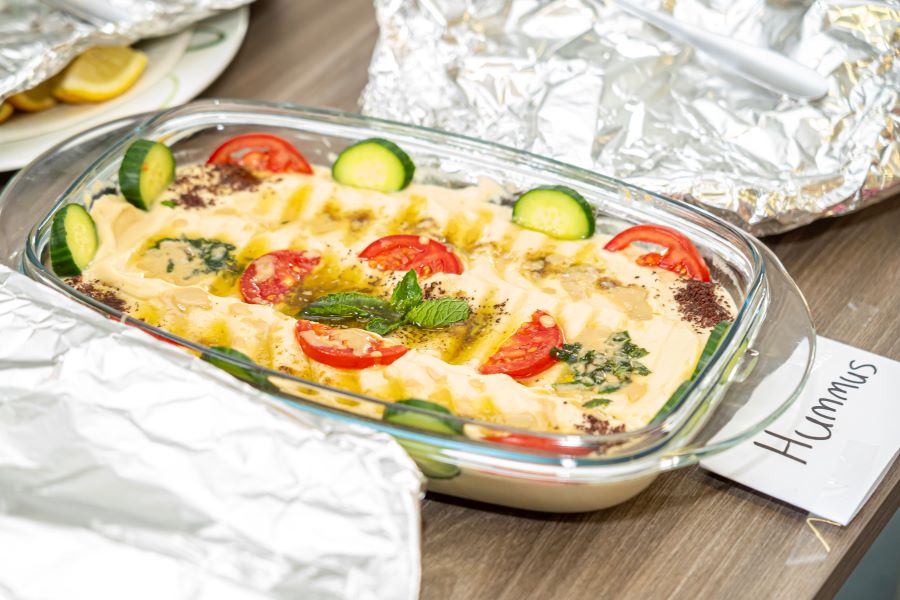 Am Stundenplan der "Sicher leben"-Schule steht gerade Ernährung. Wie bunt die internationale Küche ist, bewiesen die kredenzten Köstlichkeiten. © Stadt Graz/Fischer Am Stundenplan der "Sicher leben"-Schule steht gerade Ernährung. Wie bunt die internationale Küche ist, bewiesen die kredenzten Köstlichkeiten.