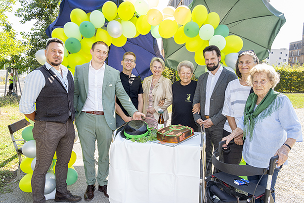 Feierten gemeinsam das 10-Jahres-Jubiläum: Universalmuseum Joanneum Mitarbeiter und Peter Rosegger Experte Christian Pomberer  Heimleiter Robert Zoglmeier  Stadtrat Robert Krotzer  GGZ Stellvertretung Dr. Brigitte Hermann Bewohnerin Pflegewohnheim Peter Rosegger Pflegedienstleiter Christoph Kocher  Gemeinderätin Elke Heinrichs Bewohnerin Pflegewohnheim Peter Rosegger (v. l.).