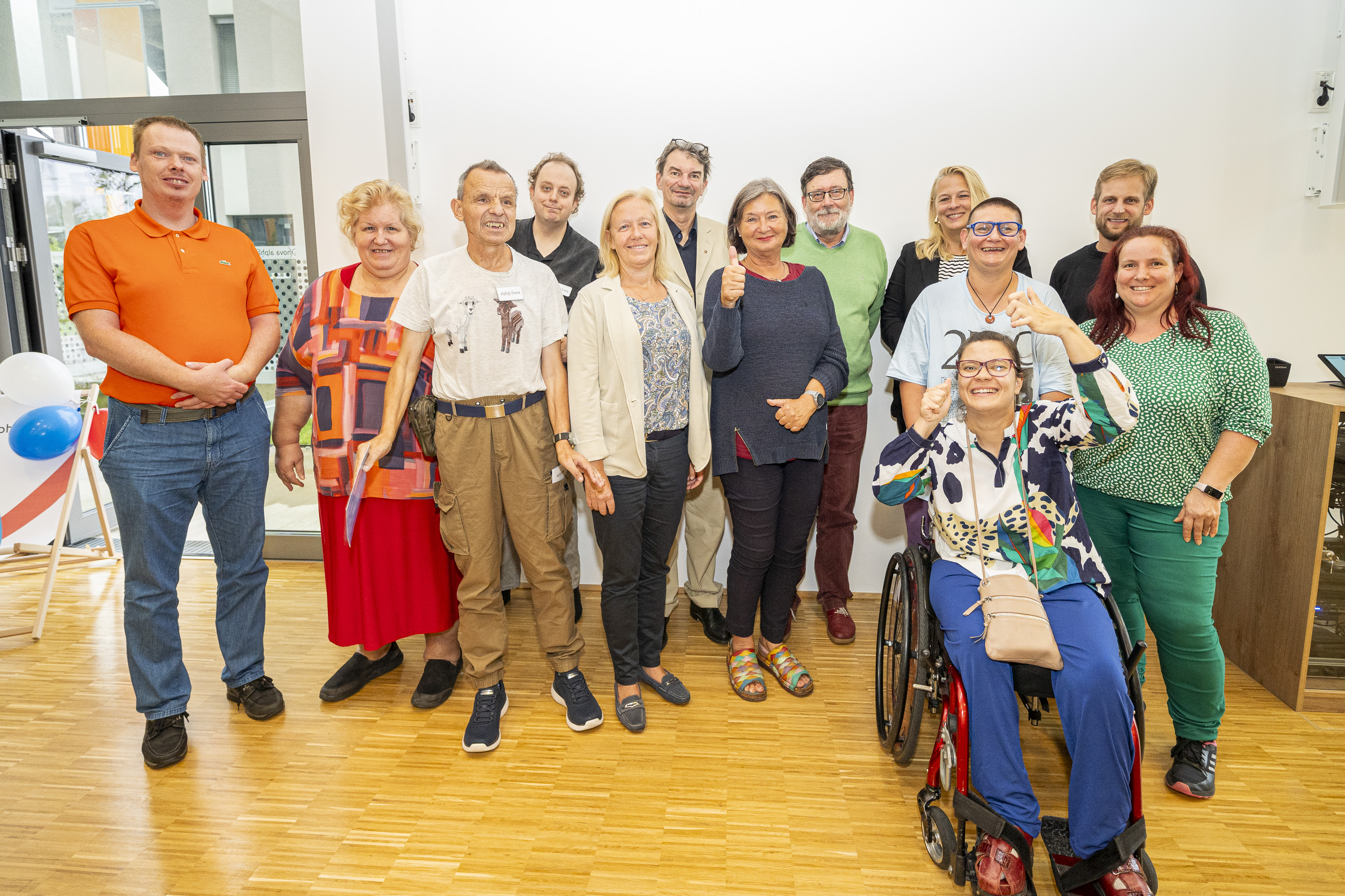 Mit Gästen aus Politik, Partner:innen und Kund:innen feierte man die Eröffnung des neuen Firmensitzen von alpha nova. © Stadt Graz/Fischer Mit Gästen aus Politik, Partner:innen und Kund:innen feierte man die Eröffnung des neuen Firmensitzen von alpha nova.