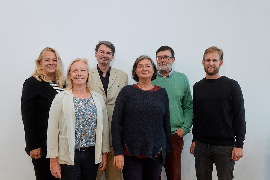 Feierten die Eröffnung: Gemeinderätin Claudia Unger, Nationalratsabgeordnete Verena Nussbaum, Thomas Driessen, GF von Alpha Nova, Karin Gruber, Bezirksvorsteherin von Eggenberg, Gemeinderat Kurt Luttenberger und Alexander Melinz, Referent im KPÖ-Landtagsklub (v. l.). © Stadt Graz/Fischer Feierten die Eröffnung: Gemeinderätin Claudia Unger, Nationalratsabgeordnete Verena Nussbaum, Thomas Driessen, GF von Alpha Nova, Karin Gruber, Bezirksvorsteherin von Eggenberg, Gemeinderat Kurt Luttenberger und Alexander Melinz, Referent im KPÖ-Landtagsklub (v. l.).