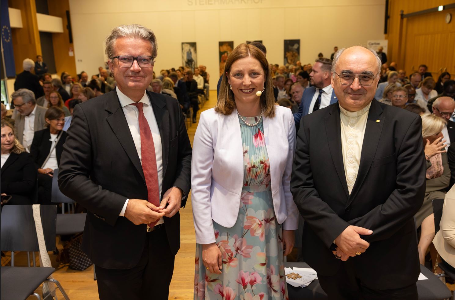 100-Jahr-Feier der Caritas Steiermark im Steiermark Haus: Direktorin Nora Tödtling-Musenbichler mit Landeshauptmann Christopher Drexler (l.) und Bischof Wilhelm Krautwaschl © Caritas/Gerd Neuhold 100-Jahr-Feier der Caritas Steiermark im Steiermark Haus: Direktorin Nora Tödtling-Musenbichler mit Landeshauptmann Christopher Drexler (l.) und Bischof Wilhelm Krautwaschl