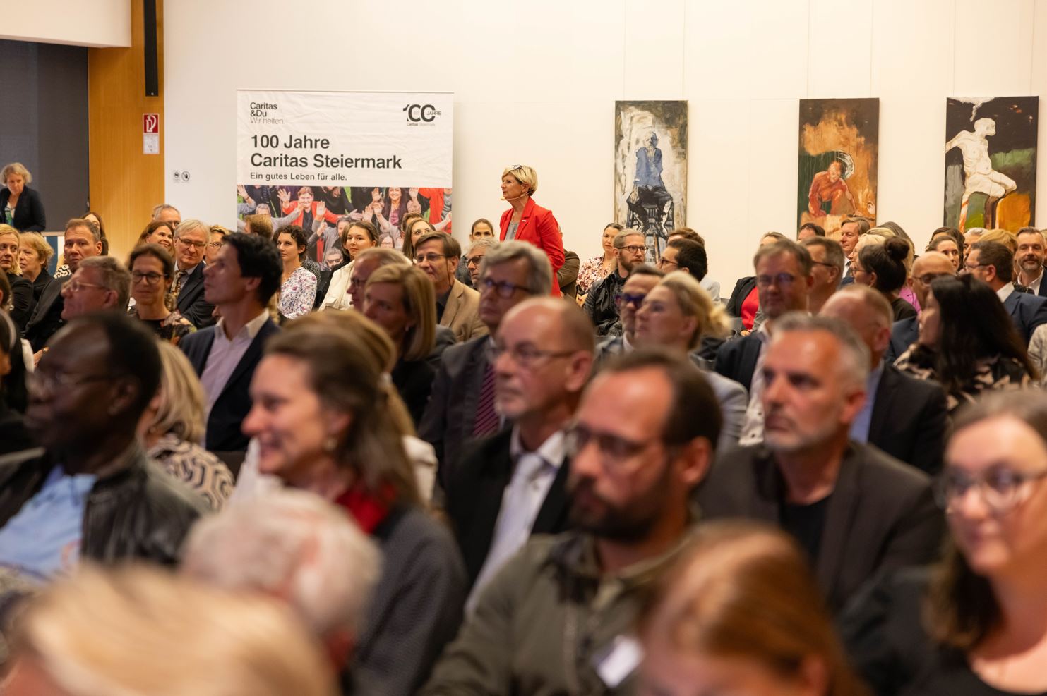 Viele Gäste wohnten dem Festakt bei, durch das Programm führte MCG-Vorständin Barbara Muhr (hinten, rote Jacke) © Caritas/Gerd Neuhold Viele Gäste wohnten dem Festakt bei, durch das Programm führte MCG-Vorständin Barbara Muhr (hinten, rote Jacke)