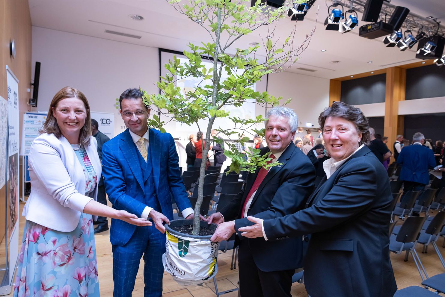 Ein Baum als Symbol für das Wachsen der Caritas: v. l. Direktorin Tödtling-Musenbichler, Michael Axmann (Superintendentialkurator der Evangelischen Kirche Steiermark), Caritas-Vizedirektor Erich Hohl und -Vizedirektorin Petra Prattes © Caritas/Gerd Neuhold Ein Baum als Symbol für das Wachsen der Caritas: v. l. Direktorin Tödtling-Musenbichler, Michael Axmann (Superintendentialkurator der Evangelischen Kirche Steiermark), Caritas-Vizedirektor Erich Hohl und -Vizedirektorin Petra Prattes