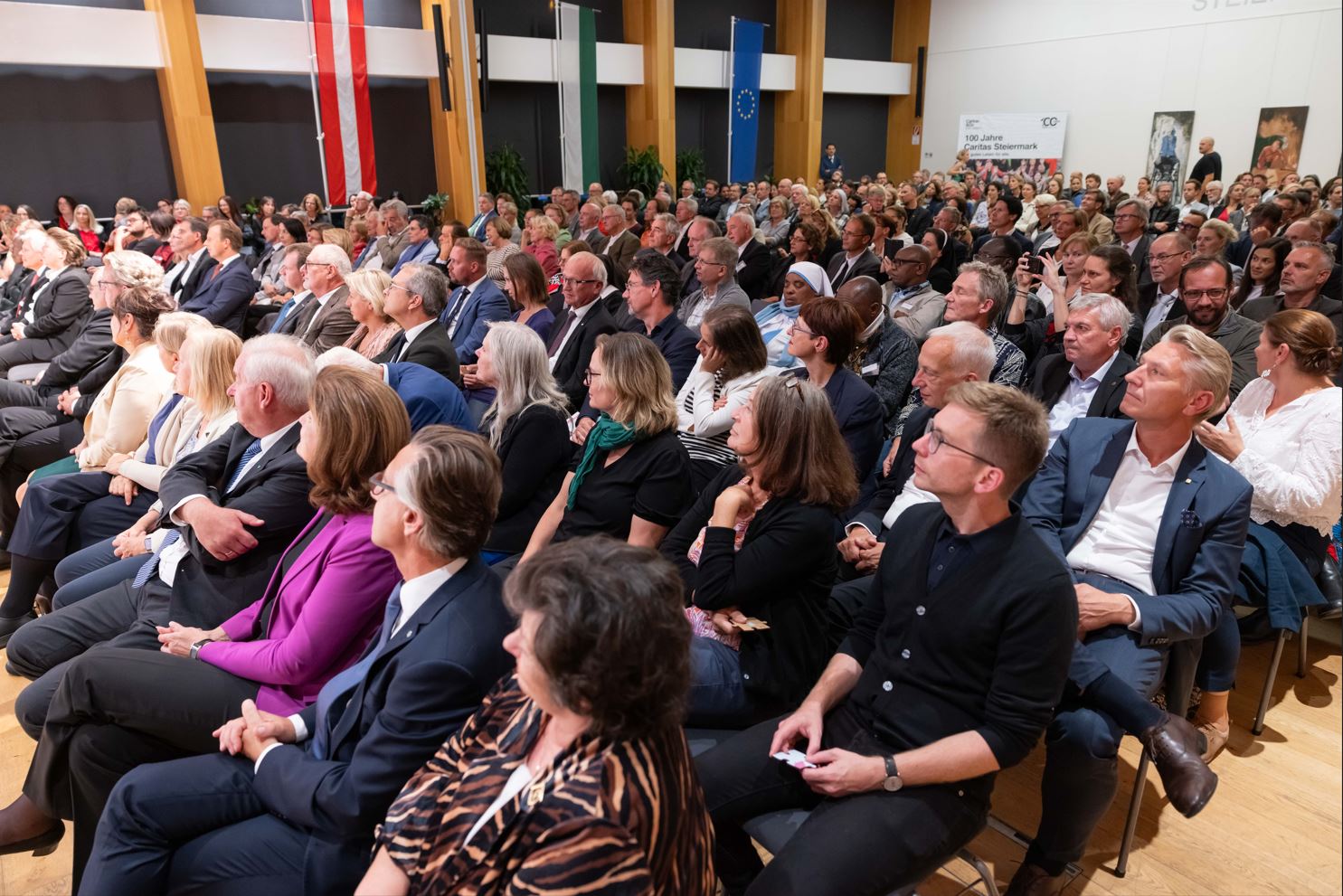 Den Ausführungen lauschten auch Bürgermeisterin Elke Kahr und Stadtrat Robert Krotzer (2. Rh., 2. und 1. v. r.). © Caritas/Gerd Neuhold Den Ausführungen lauschten auch Bürgermeisterin Elke Kahr und Stadtrat Robert Krotzer (2. Rh., 2. und 1. v. r.).