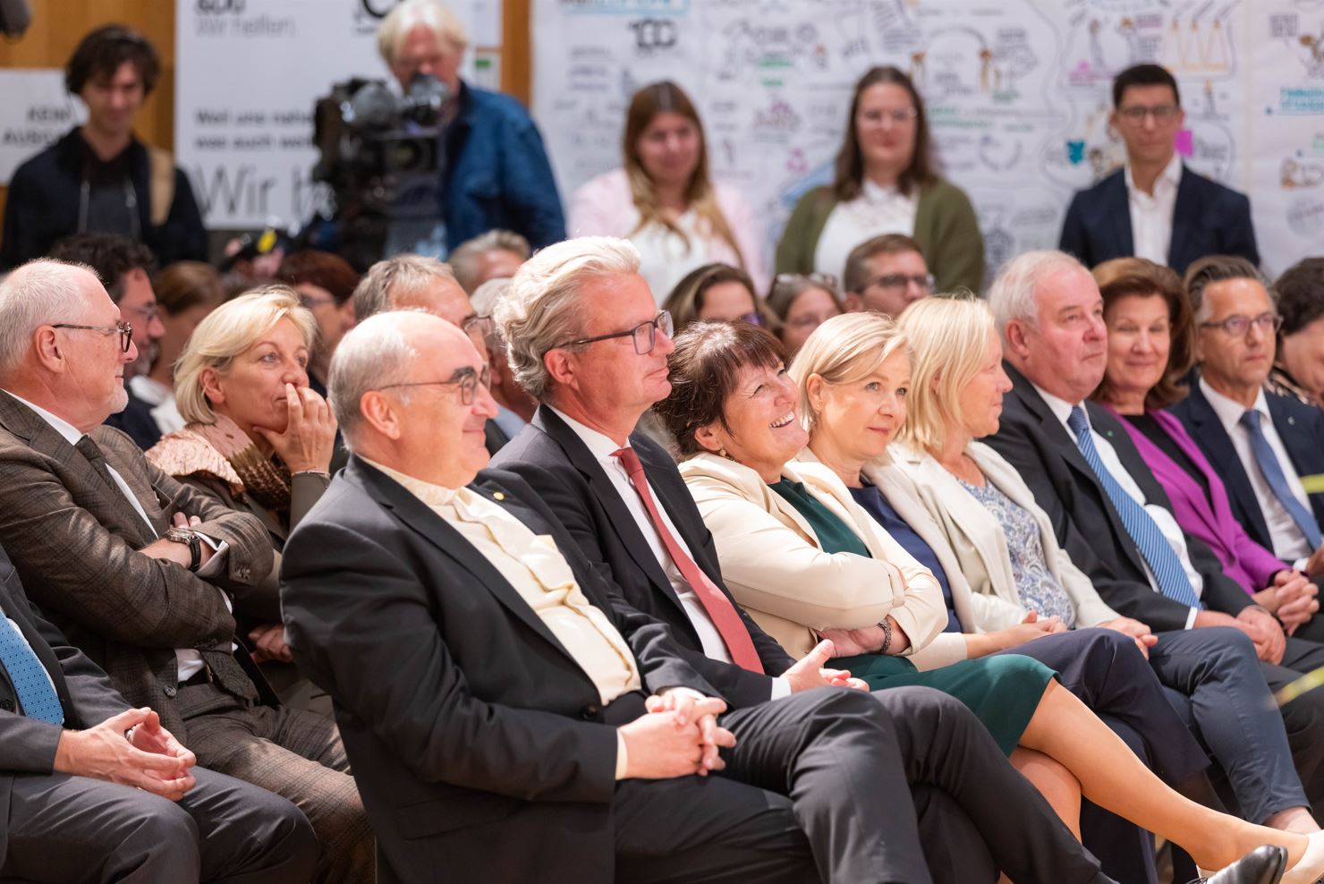 Neben Bischof Krautwaschl und Landeshauptmann Drexler waren u. a. auch Vizebürgermeisterin Judith Schwenter (4. v. l.) und Alt-Landeshauptmann Hermann Schützenhöfer (6. v. l.) gekommen, um mit der Caritas zu feiern. © Caritas/Gerd Neuhold Neben Bischof Krautwaschl und Landeshauptmann Drexler waren u. a. auch Vizebürgermeisterin Judith Schwenter (4. v. l.) und Alt-Landeshauptmann Hermann Schützenhöfer (6. v. l.) gekommen, um mit der Caritas zu feiern.