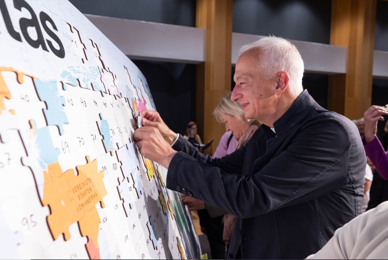 Jeder Gast sorgte mit einem eigenen Puzzleteil dafür, dass das Bild der Caritas zu einem Großen Ganzen wurde. Vorne: Michael Landau, Caritas-Präsident Europa © Caritas/Gerd Neuhold Jeder Gast sorgte mit einem eigenen Puzzleteil dafür, dass das Bild der Caritas zu einem Großen Ganzen wurde. Vorne: Michael Landau, Caritas-Präsident Europa