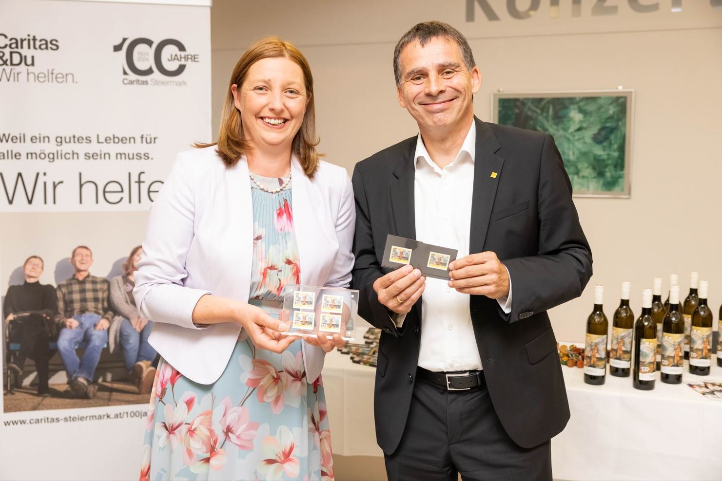 Die Post ist einer der wichtigen Sponsoring-Partner der Caritas. Für den Event wurde sogar eine eigene Briefmarke kreiert. Im Bild: Direktorin Tödtling-Musenbichler und Post-Vorstandsmitglied Peter Umundum © Caritas/Gerd Neuhold Die Post ist einer der wichtigen Sponsoring-Partner der Caritas. Für den Event wurde sogar eine eigene Briefmarke kreiert. Im Bild: Direktorin Tödtling-Musenbichler und Post-Vorstandsmitglied Peter Umundum