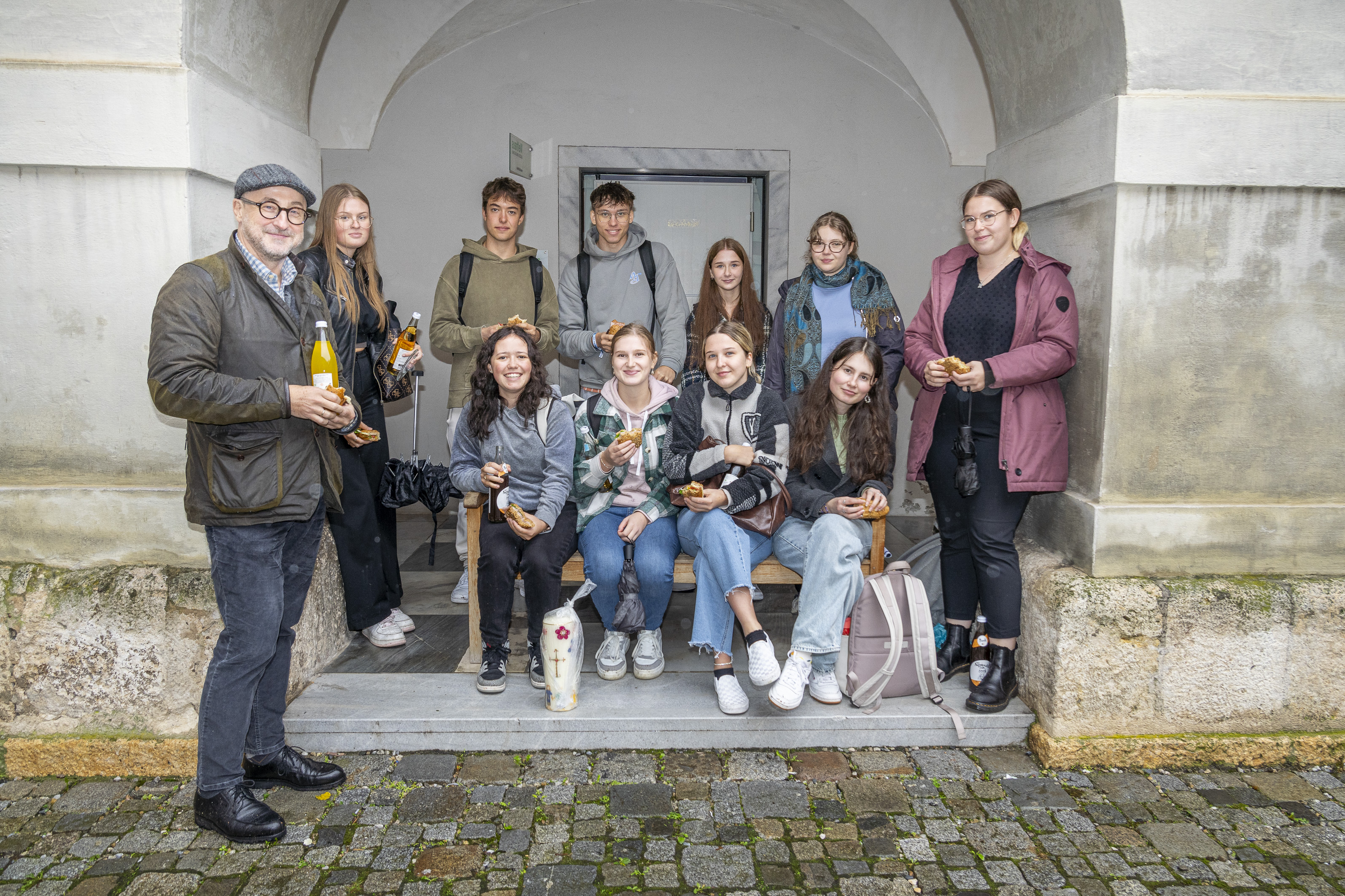 Rund 500 Schülerinnen und Schüler aus der ganzen Steiermark nahmen trotz des teils prasselnden Regens an der Maturawallfahrt teil.