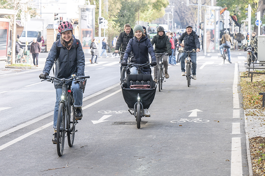 Auf die Radln, fertig, los! Der neue Radweg am Joanneumring ist eröffnet.