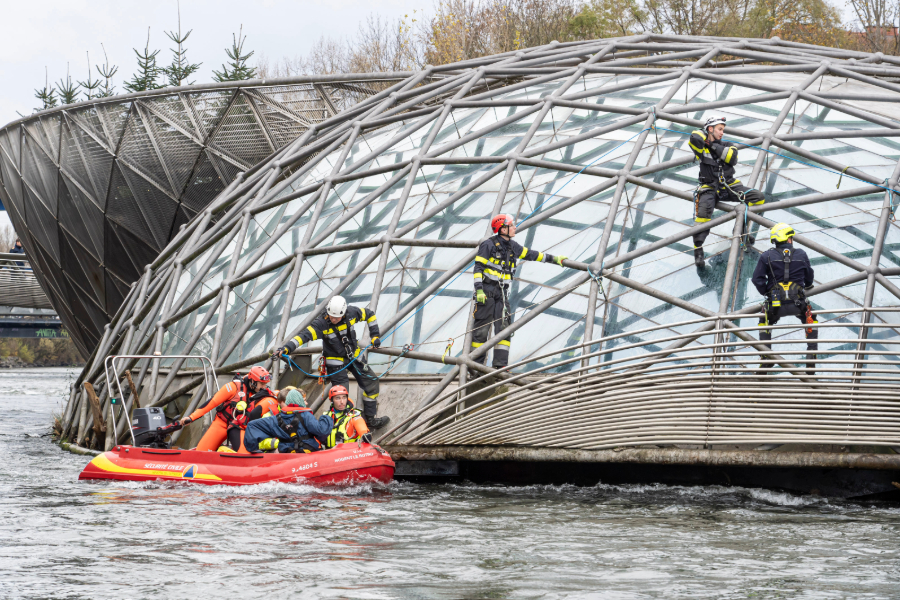 Impressionen von der Personenrettung per Boot.