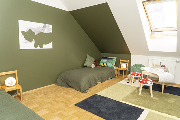 Farben dominieren die Wohnung und werten sie auf. Im Bild: das Kinderzimmer in Grün. © Stadt Graz/Fischer Farben dominieren die Wohnung und werten sie auf. Im Bild: das Kinderzimmer in Grün.