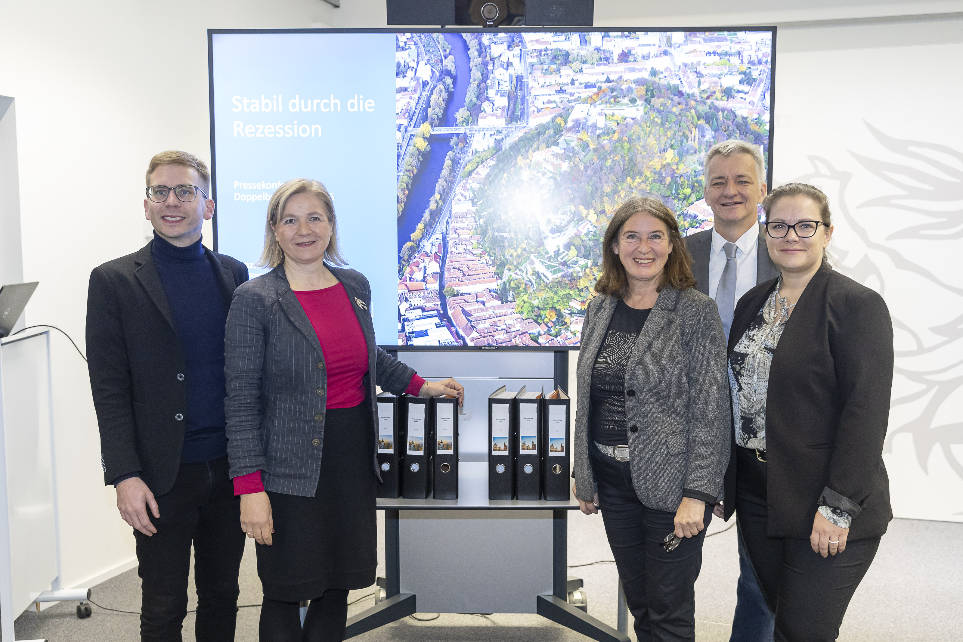 Bürgermeisterin Elke Kahr (3. v. r.) und  Vizebürgermeisterin Judith Schwentner (2. v. l.) präsentierten gemeinsam mit Finanzstadtrat Manfred Eber (2. v. r.), Gesundheitsstadtrat Robert Krotzer (l.) und SPÖ-Klubvorsitzender Daniela Schlüsselberger das Doppelbudget 2025/26.