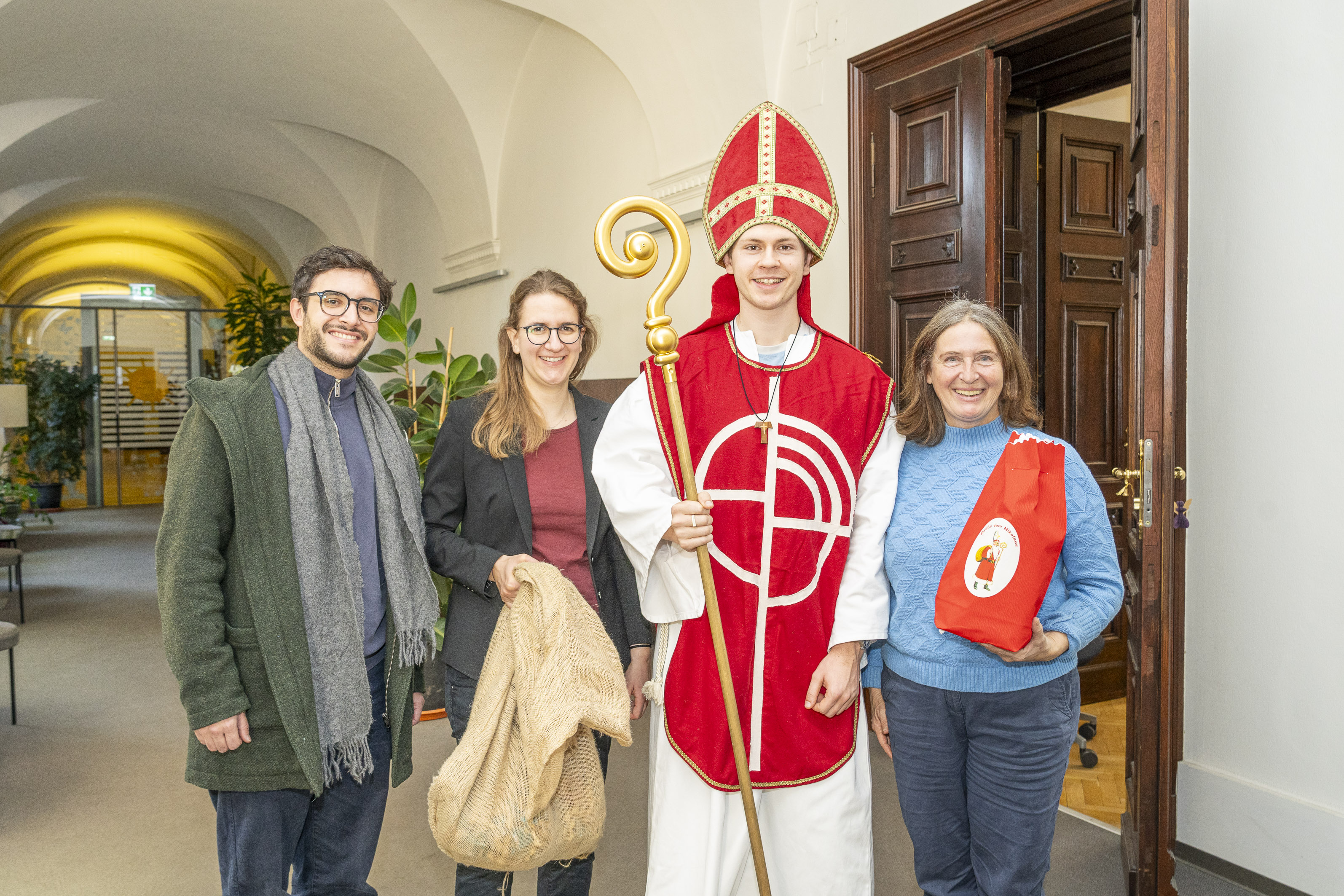 Lukas Kraßnitzer, Catharina Hofmann und Nikolaus Leonhard Schlag von der Katholischen Jungschar zu Besuch bei Bürgermeisterin Elke Kahr.