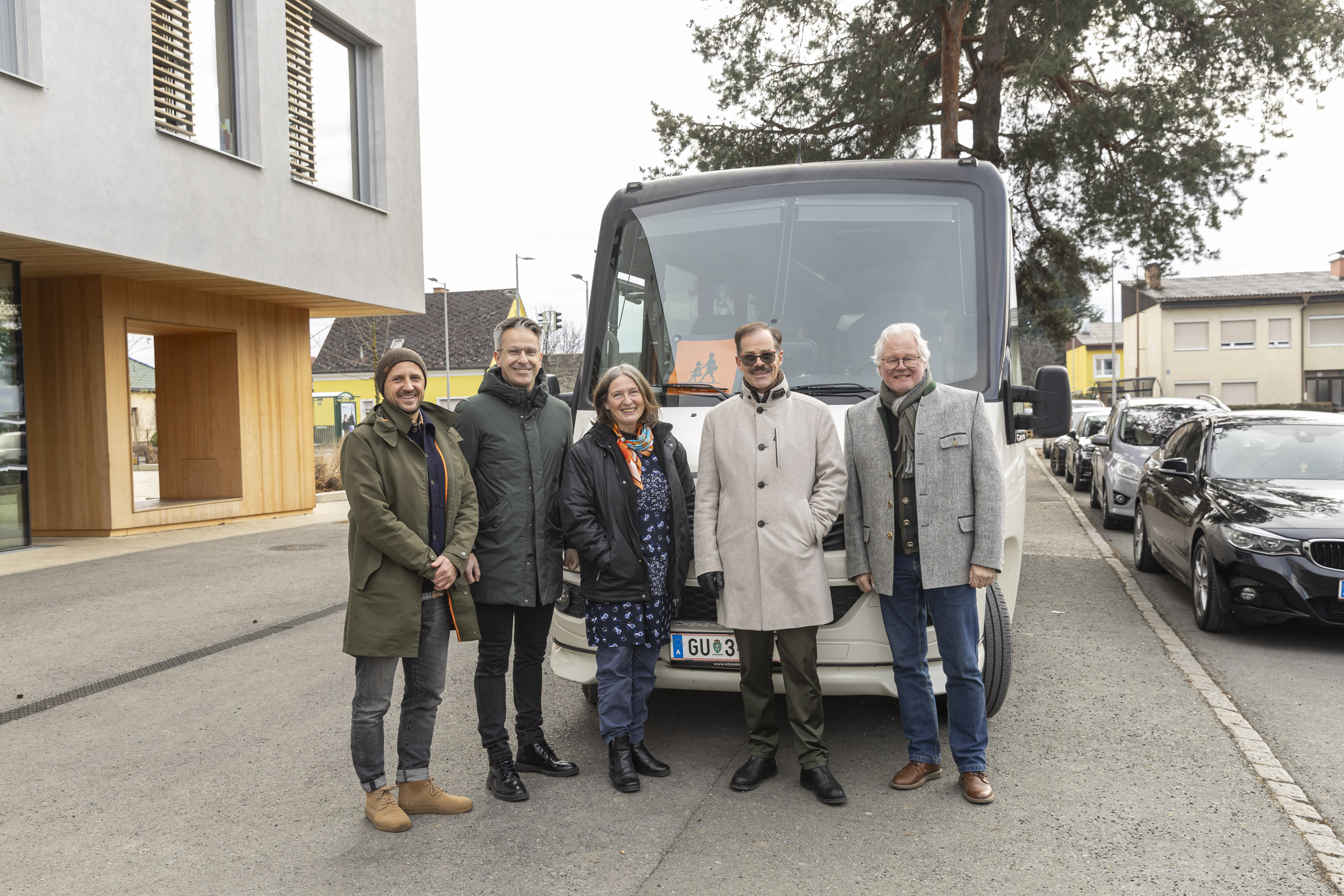 Freuen sich über das Pilotprojekt: Roland Schadl, Schulleiter VS Puntigam, Stadtrat Kurt Hohensinner, Bürgermeisterin Elke Kahr, Bezirksvorsteher Helmut Scheucher und Busunternehmer Manfred Fuchs (v. l.).