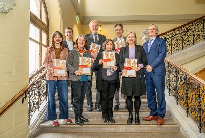 Vorstellung des Menschenrechtsberichts: Gemeinderätin Anna Robosch, Stadtrat Robert Krotzer, Bürgermeisterin Elke Kahr, Stadtrat Günter Riegler, Menschenrechtsbeirats-Vorsitzende Elke Lujansky-Lammer, Stadtrat Kurt Hohensinner, Vizebürgermeisterin Judith Schwentner, ETC-Geschäftsführer Klaus Starl (v.l.).