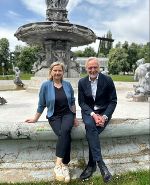 Vizebürgermeisterin Judith Schwentner und Stadtrat Günter Riegler vor dem Stadtparkbrunnen, der nun saniert wird