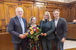 Stadtrat Günter Riegler mit Daisy Kopera, Gemeinderätin Claudia Unger und Stadtrat Kurt Hohensinner (v.l.).