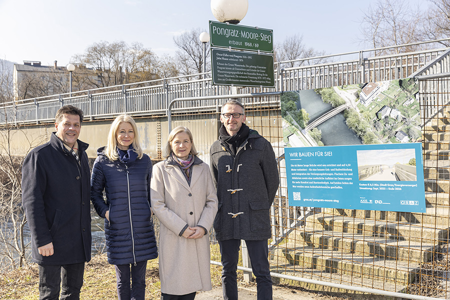 Brückenschlag: Vizebürgermeisterin Judith Schwentner, (3. v. l.), Stadtbaudirektor Bertram Werle (li) sowie Wolfgang Toman und Heike Falk vom Projektteam zum neuen Pongratz-Moore-Steg. © Stadt Graz/Fischer Brückenschlag: Vizebürgermeisterin Judith Schwentner, (3. v. l.), Stadtbaudirektor Bertram Werle (li) sowie Wolfgang Toman und Heike Falk vom Projektteam zum neuen Pongratz-Moore-Steg.