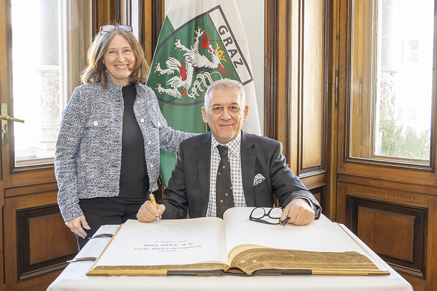 Eintragung ins Goldene Buch der Stadt Graz: Der albanische Botschafter Fatmir Velaj war zu Gast bei Bürgermeisterin Elke Kahr. © Stadt Graz/Fischer Eintragung ins Goldene Buch der Stadt Graz: Der albanische Botschafter Fatmir Velaj war zu Gast bei Bürgermeisterin Elke Kahr.