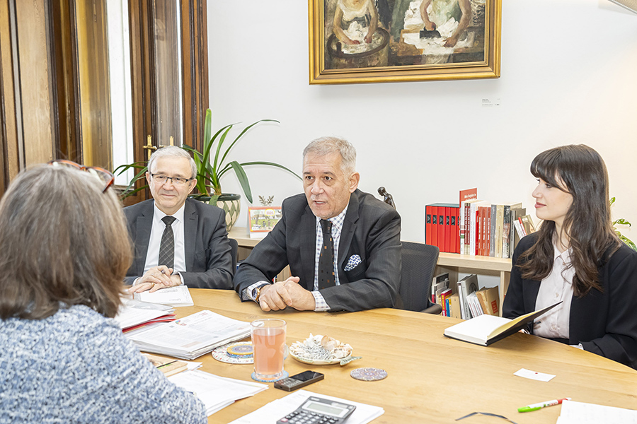 Anregende Gespräche im Büro der Bürgermeisterin: v. l. Artan Canaj (Gesandter der Botschaft), Botschafter Fatmir Velaj und Sara Yzeiraj (Architekturstudentin in Graz und Stadtkennerin) © Stadt Graz/Fischer Anregende Gespräche im Büro der Bürgermeisterin: v. l. Artan Canaj (Gesandter der Botschaft), Botschafter Fatmir Velaj und Sara Yzeiraj (Architekturstudentin in Graz und Stadtkennerin)