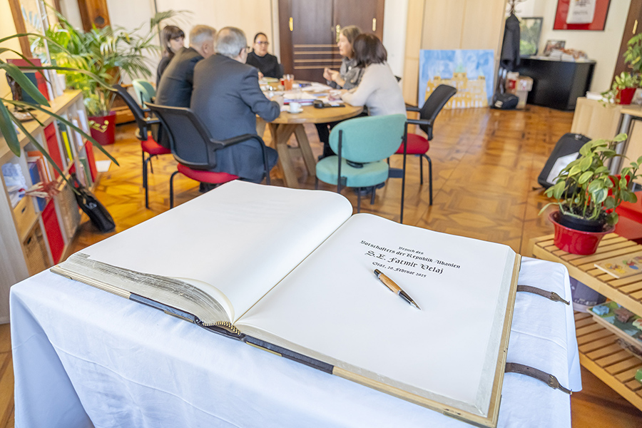 Das Goldene Buch der Stadt lag bereits für den Eintrag bereit. © Stadt Graz/Fischer Das Goldene Buch der Stadt lag bereits für den Eintrag bereit.