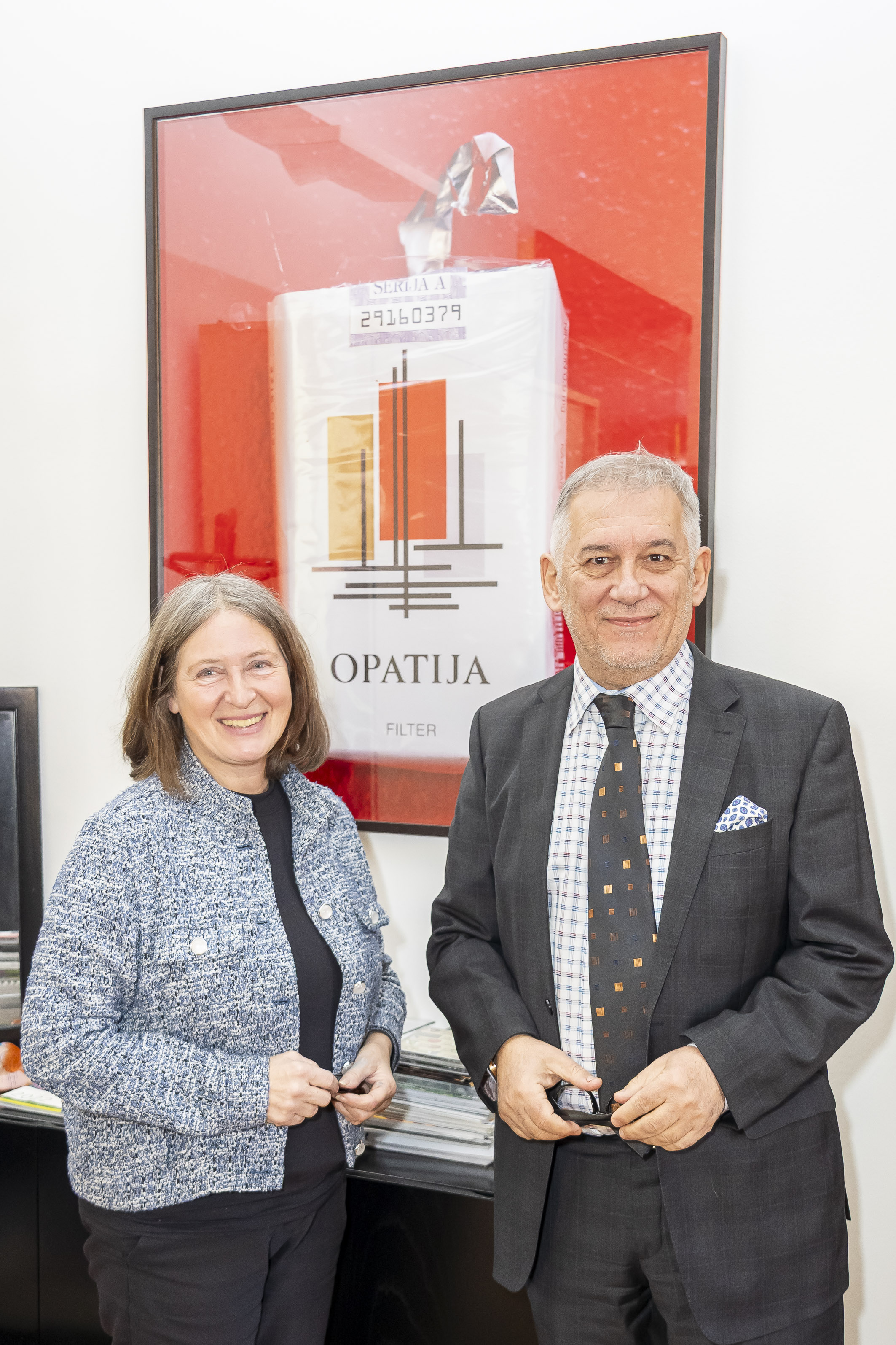 Kahr und Velaj vor einer Leihgabe aus dem Kunstdepot des Kulturamtes. © Stadt Graz/Fischer Kahr und Velaj vor einer Leihgabe aus dem Kunstdepot des Kulturamtes.