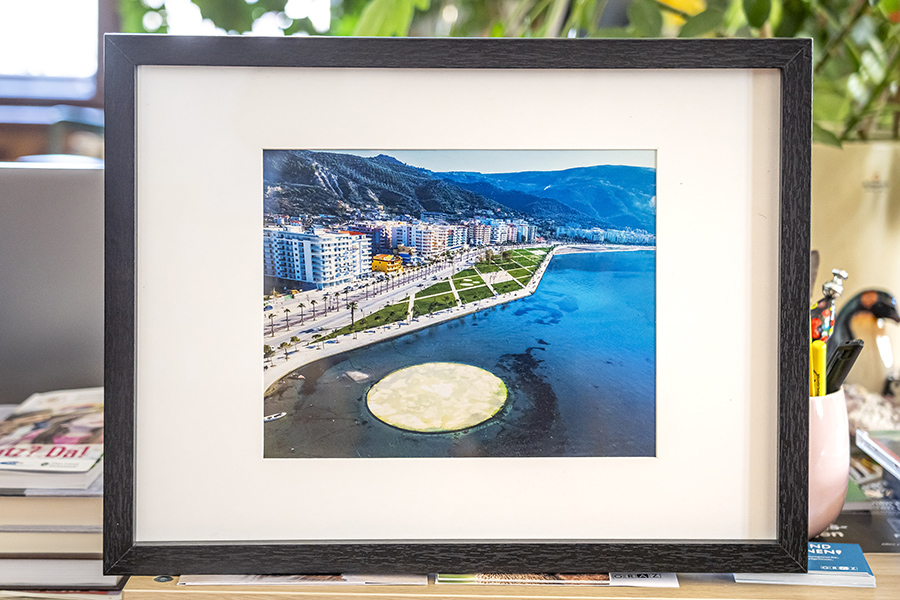 Das Gastgeschenk des Botschafters: ein Bild seiner Heimatstadt Vlora. © Stadt Graz/Fischer Das Gastgeschenk des Botschafters: ein Bild seiner Heimatstadt Vlora.