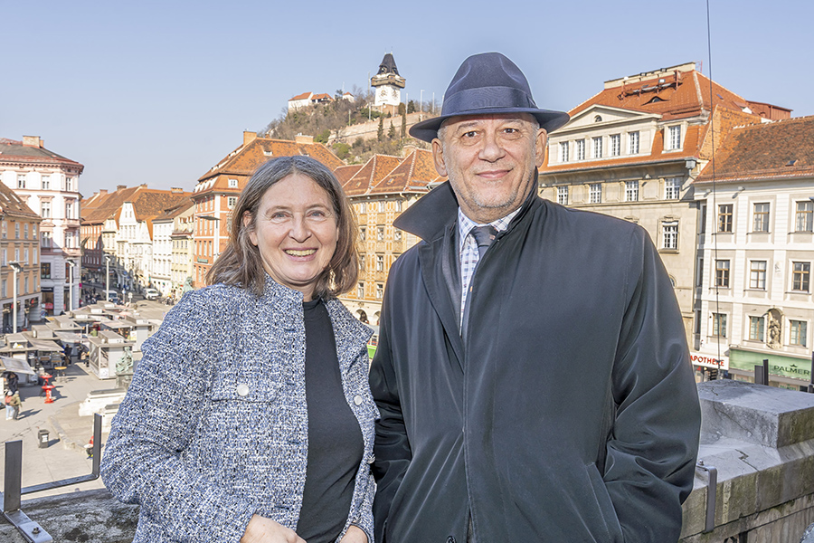Stimmungsvoller Abschluss des Gastbesuchs auf dem Balkon des Gemeinderatssitzungssaales. © Stadt Graz/Fischer Stimmungsvoller Abschluss des Gastbesuchs auf dem Balkon des Gemeinderatssitzungssaales.