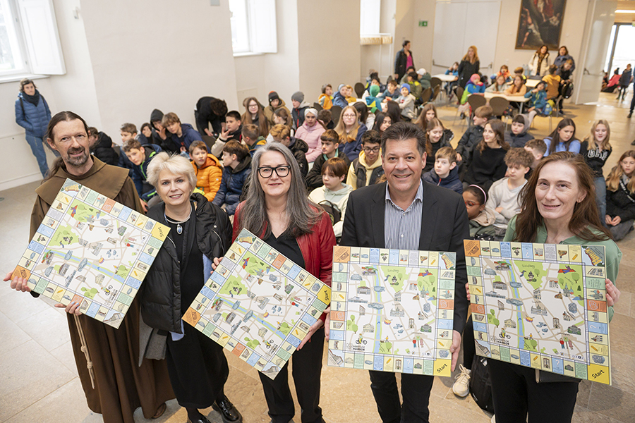 Das Grazer Welterbe – zum spielerischen Erfahren, v. l.: Pater Andreas, Elke Knoll, Gertraud Strempfl-Ledl, Bertram Werle, Marion Starzacher mit Schüler:innen der AHS Reininghaus © Stadt Graz/Fischer Das Grazer Welterbe – zum spielerischen Erfahren, v. l.: Pater Andreas, Elke Knoll, Gertraud Strempfl-Ledl, Bertram Werle, Marion Starzacher mit Schüler:innen der AHS Reininghaus