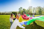 Symbolbild: Spielende Kinder im Sommer