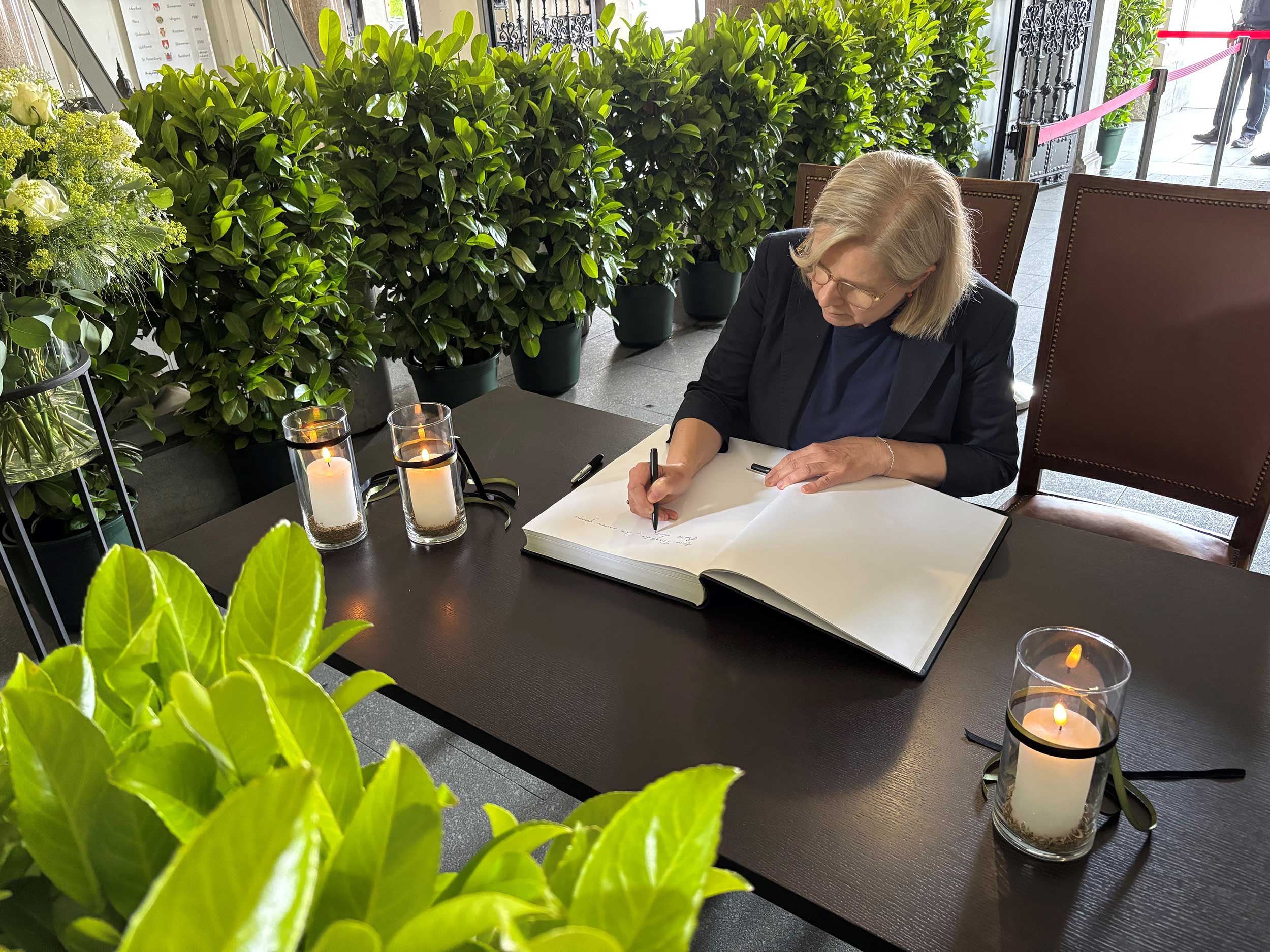 Vizebürgermeisterin Judith Schwentner beim Unterschreiben. © Stadt Graz/Mazelle Vizebürgermeisterin Judith Schwentner beim Unterschreiben.