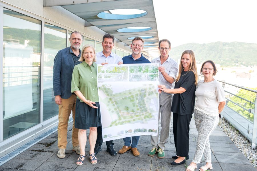 von links: Preisgerichtsvorsitzenden Josef Knappinger, Vizebürgermeisterin Judith Gschwentner, Stadtbaudirektor Bertram Werle, Grünraum-Abteilungsleiter Robert Wiener, Wettbewerbssieger Philipp Rode, Grünraum-Projektleiterin Astrid Feuchter und Grünraum-Referatsleiterin Christine Radl © Stadt Graz/Foto Fischer von links: Preisgerichtsvorsitzenden Josef Knappinger, Vizebürgermeisterin Judith Gschwentner, Stadtbaudirektor Bertram Werle, Grünraum-Abteilungsleiter Robert Wiener, Wettbewerbssieger Philipp Rode, Grünraum-Projektleiterin Astrid Feuchter und Grünraum-Referatsleiterin Christine Radl