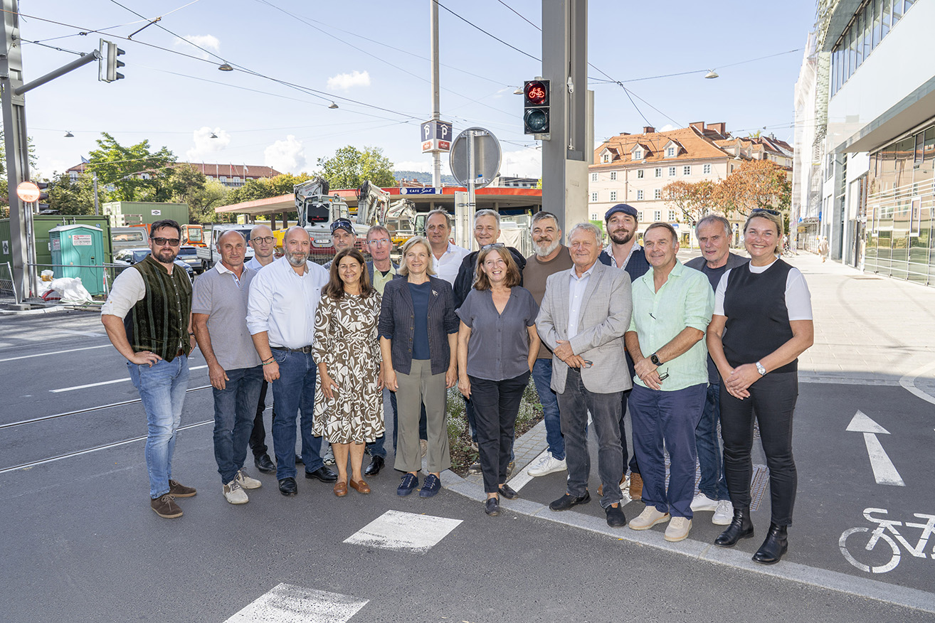 Ein Jahrhundertprojekt ist auf Schiene