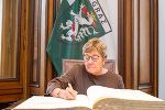 Botschafterin aus Finnland trägt sich in Goldenes Buch der Stadt Graz ein.