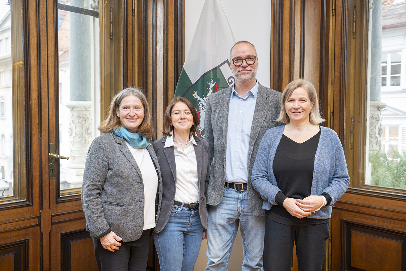 Bürgermeisterin Elke Kahr (l.) und Vizebürgermeisterin Judith Schwentner (r.) mit Karin Reimelt und Ulrich Pichler. © Stadt Graz/Fischer Bürgermeisterin Elke Kahr (l.) und Vizebürgermeisterin Judith Schwentner (r.) mit Karin Reimelt und Ulrich Pichler.