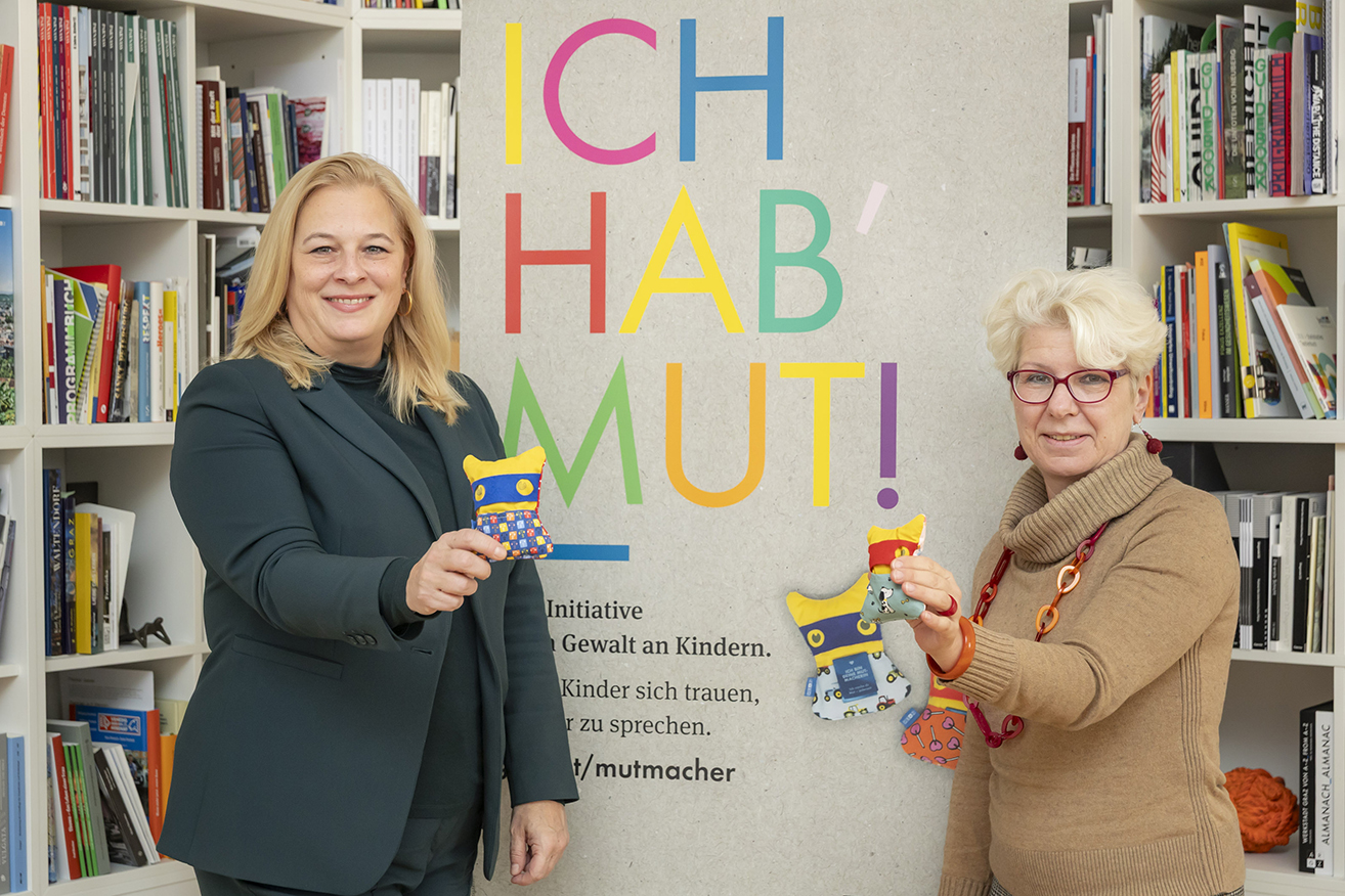 Stadträtin Claudia Unger (l.) mit Ingrid Kammer, Leiterin des Amts für Jugend und Familie © Stadt Graz/Fischer Stadträtin Claudia Unger (l.) mit Ingrid Kammer, Leiterin des Amts für Jugend und Familie