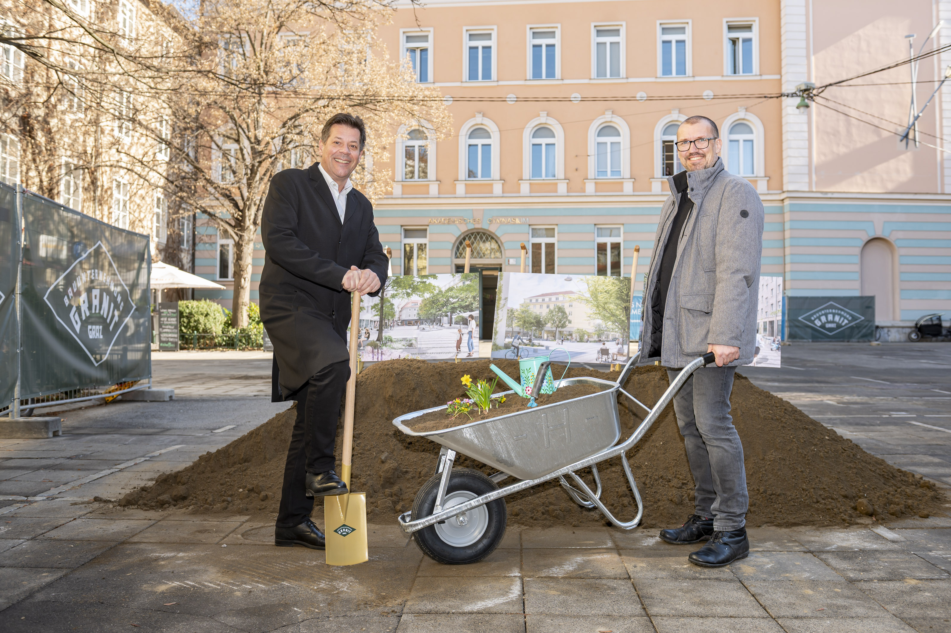 Ein neuer Platz wächst: Stadtbaudirektor Bertram Werle und Projektleiter Vladimir Strecansky, v, l. © Stadt Graz/Fischer Ein neuer Platz wächst: Stadtbaudirektor Bertram Werle und Projektleiter Vladimir Strecansky, v, l.