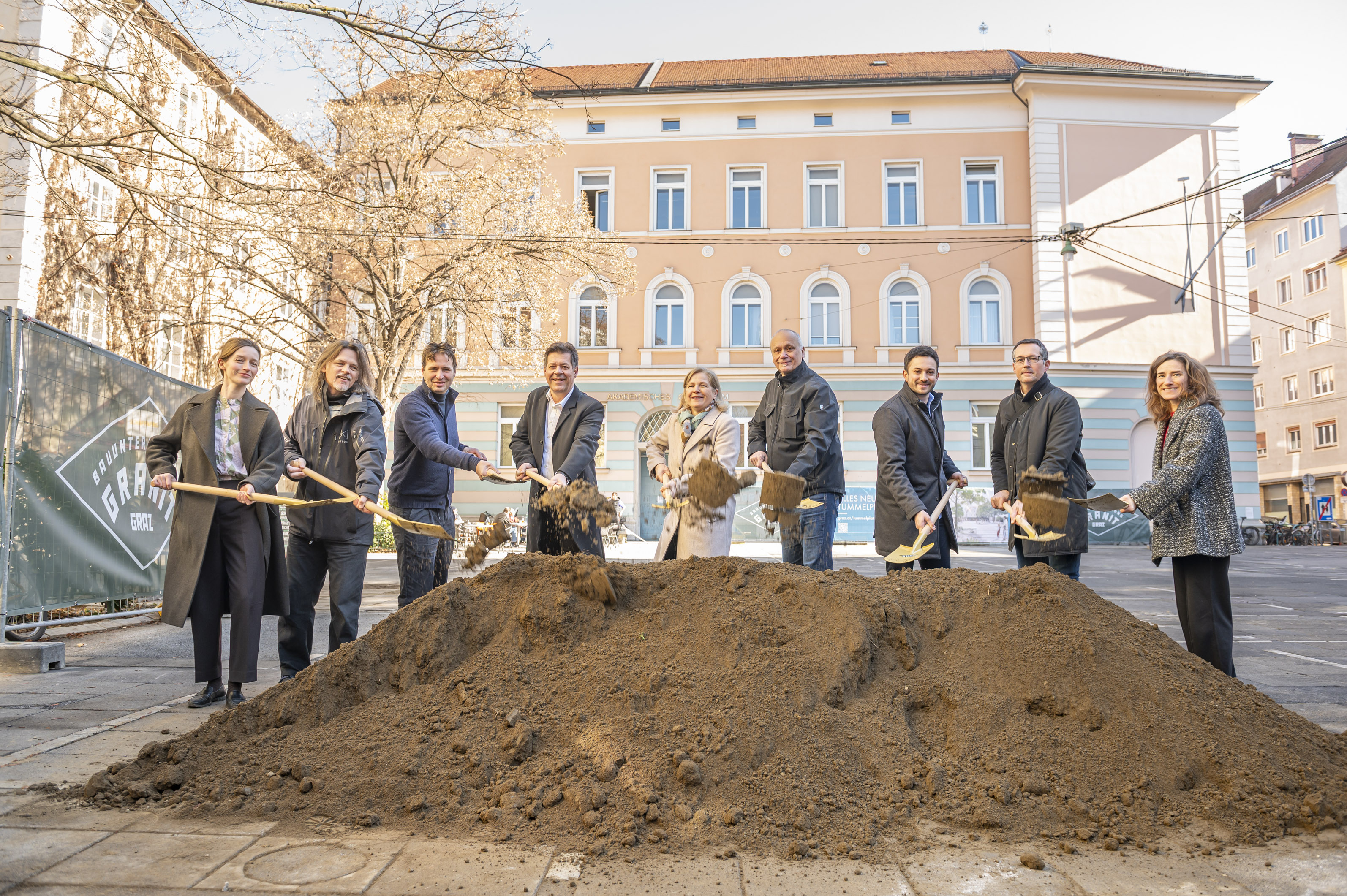 Ein neuer Platz wächst: Spatenstich mit Julia Fröhlich, Martin Konrad, Wolfgang Timmer, Bertram Werle, Judith Schwentner, Alfred Strutzenbeger, David Steinwidder, Bernhard Inninger und Daniela Bischof, v. l. © Stadt Graz/Fischer Ein neuer Platz wächst: Spatenstich mit Julia Fröhlich, Martin Konrad, Wolfgang Timmer, Bertram Werle, Judith Schwentner, Alfred Strutzenbeger, David Steinwidder, Bernhard Inninger und Daniela Bischof, v. l.
