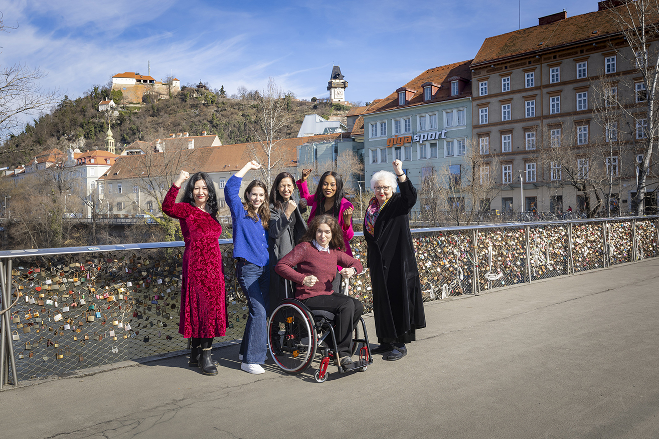 Irina Karamarković, Anna Carina Majcan, Gaby Papst-Jeszenszky, Kahtarina Steiner, Pauline Riesel-Soumaré und Gudrun Gröbelbauer stehen stellvertretend für alle Frauen in Graz und setzen auf Zusammenhalt. © Stadt Graz/Fischer Irina Karamarković, Anna Carina Majcan, Gaby Papst-Jeszenszky, Kahtarina Steiner, Pauline Riesel-Soumaré und Gudrun Gröbelbauer stehen stellvertretend für alle Frauen in Graz und setzen auf Zusammenhalt.