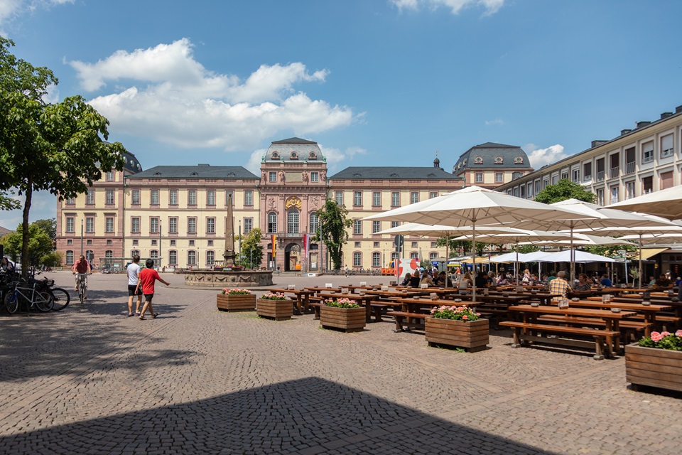Marktplatz mit Residenzschloss © Darmstadt Marketing, Rüdiger Dunker Marktplatz mit Residenzschloss