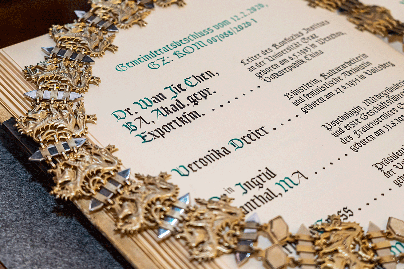 Auch im Buch der Bürger:innen wurde Wan Jie Chen verewigt. © Stadt Graz/Fischer Auch im Buch der Bürger:innen wurde Wan Jie Chen verewigt.