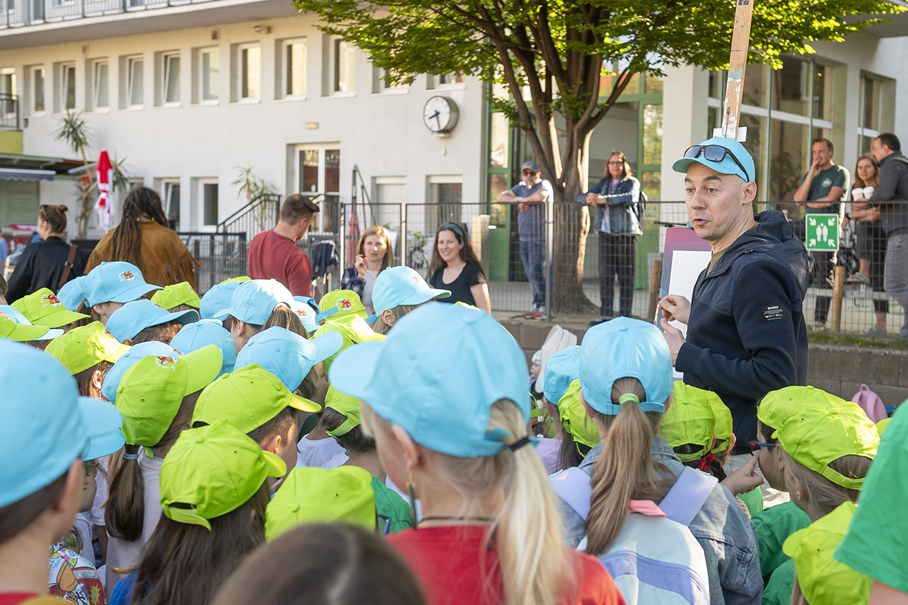 Künstler Tom Lohner verantwortete die Malstation. © Stadt Graz/Fischer Künstler Tom Lohner verantwortete die Malstation.