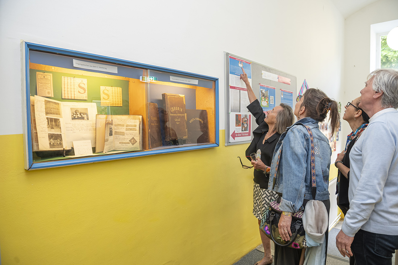 Gleich im Eingangsbereich wird man über die historischen Stationen der Schule informiert. © Stadt Graz/Fischer Gleich im Eingangsbereich wird man über die historischen Stationen der Schule informiert.