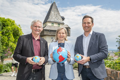 v.l.n.r. feiern Umweltamtsleiter Werner Prutsch, Vitzebürgermeisterin Judith Schwentner und der Geschäftsführer des Klimabündnis Steiermark Friedrich Hofer 35 Jahre Mitgliedschaft der Stadt Graz © Stadt Graz/Foto Fischer v.l.n.r. feiern Umweltamtsleiter Werner Prutsch, Vitzebürgermeisterin Judith Schwentner und der Geschäftsführer des Klimabündnis Steiermark Friedrich Hofer 35 Jahre Mitgliedschaft der Stadt Graz