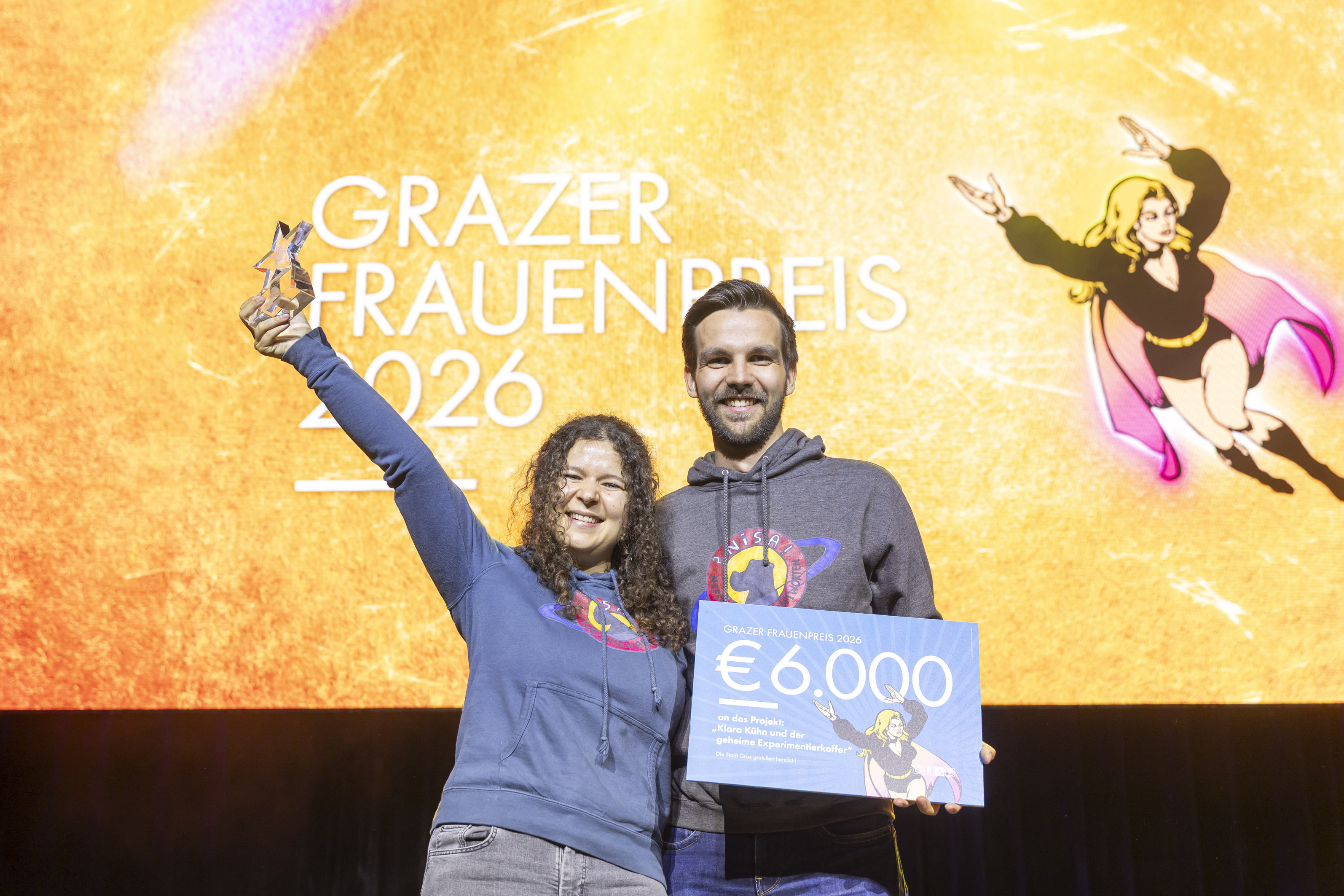 Antonia Csuk und Felix Auer vom Verein Klara Kühn - Verein zur Förderung von Chancengleichheit freuen sich über den Grazer Frauenpreis 2026 in der Kategorie Projekt. © Stadt Graz/Fischer Antonia Csuk und Felix Auer vom Verein Klara Kühn - Verein zur Förderung von Chancengleichheit freuen sich über den Grazer Frauenpreis 2026 in der Kategorie Projekt.